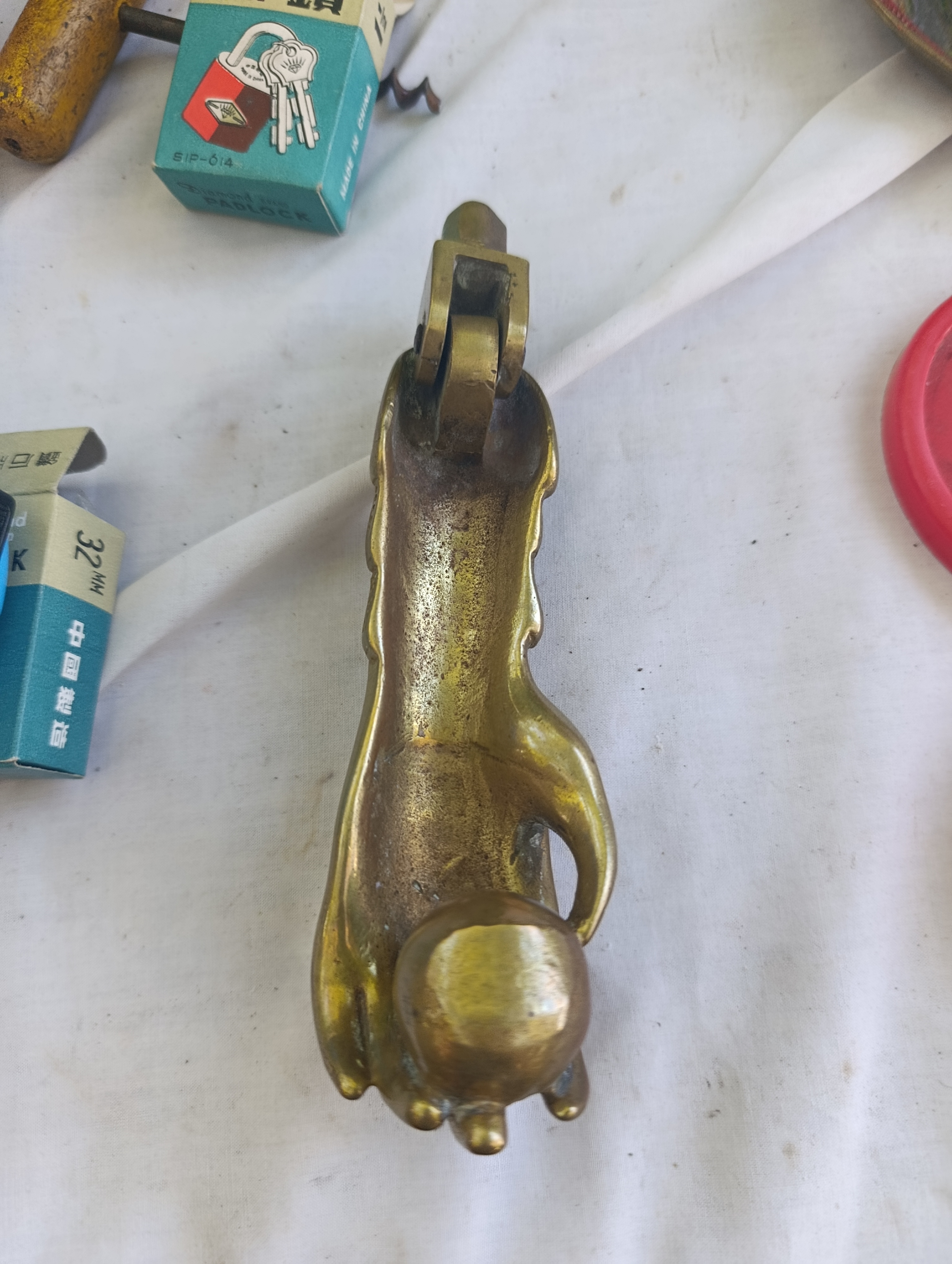 Llamador manito de bronce 